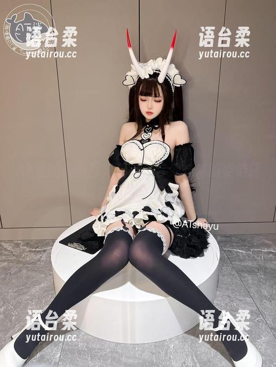 AT鲨的最新写真精选，吉他妹妹的姿势还能这样调皮？