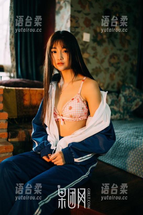 GIRLT果团网 - 高清比拼：陈迪娅的短裤搭配，谁能比？