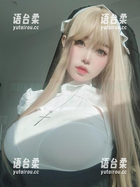 K酱 这回K酱的最新校服照片,带着点小调皮呢