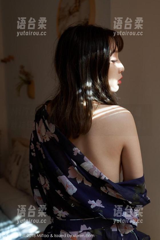 MiiTao蜜桃社-琉璃lily MiiTao蜜桃社 - 琉璃lily的美图时刻,丝袜轻轻环绕,像是轻声细语的悄悄话。
