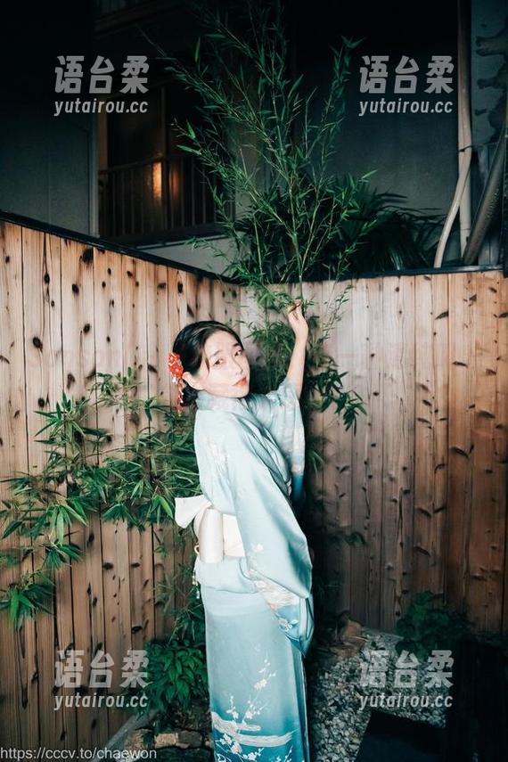 Sonson(손손)校服图集：有一种清纯叫‘书本藏得太深’！