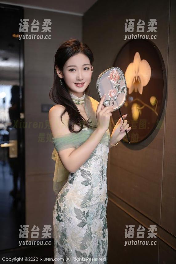 Xiuren秀人网 - 就是阿朱啊的套图：她是如何玩转秘书这种身份的