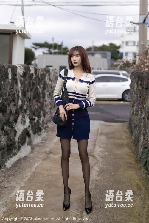 Xiuren秀人网 - 李可儿的泳衣写真，精选‘水’灵感，冲浪不仅要会游泳哦！