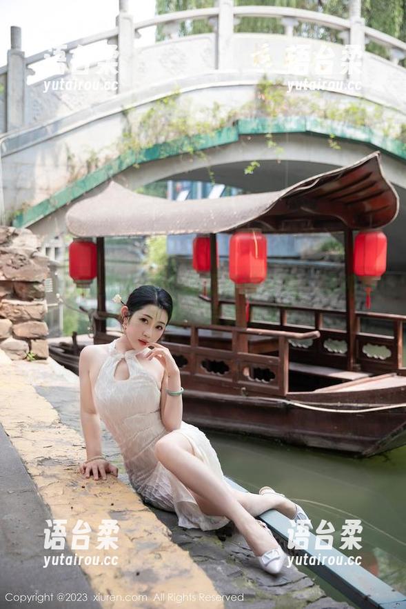 Xiuren秀人网 - 波巧酱的写真：清纯与不清纯的“完美搏斗”