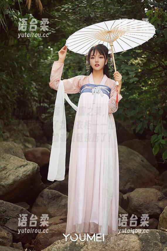 YouMi尤蜜荟 - 和服之美，娜依灵儿帮助我重新反思了我的衣柜——出门得把家里的衣服链条拆了！