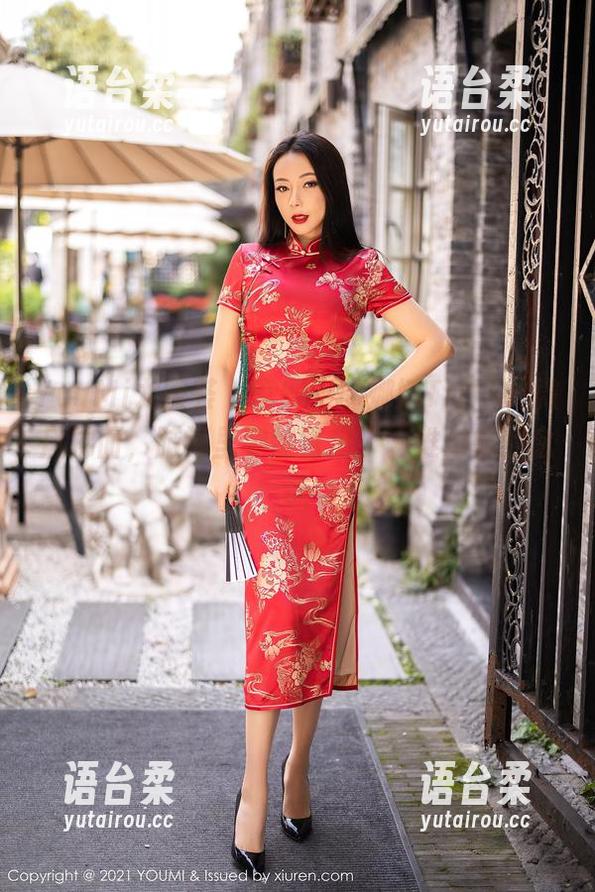 YouMi尤蜜荟 - 套图中的娜娜TINA，微风拂面，脑海里突然冒出了一堆海鲜的念头