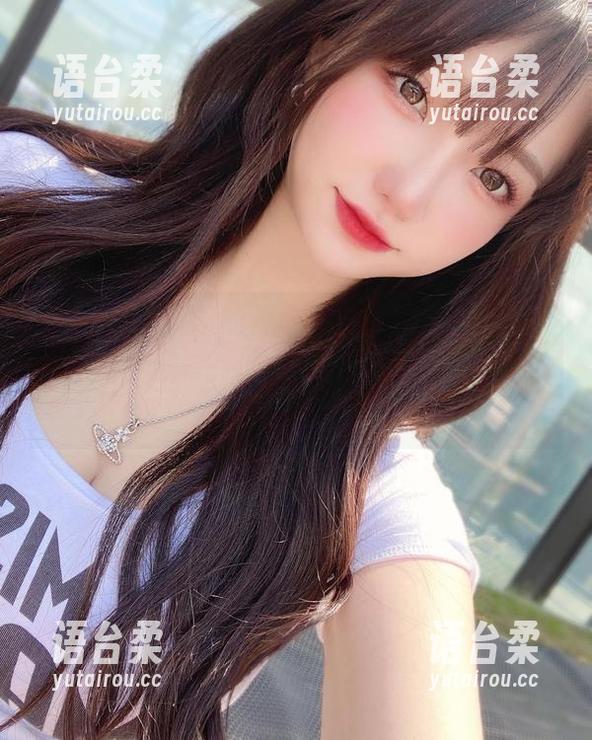 yeeun孙乐乐的夏日写意：比基尼假期#2套图登场——泳池边的慵懒在哪里念叨着呢？