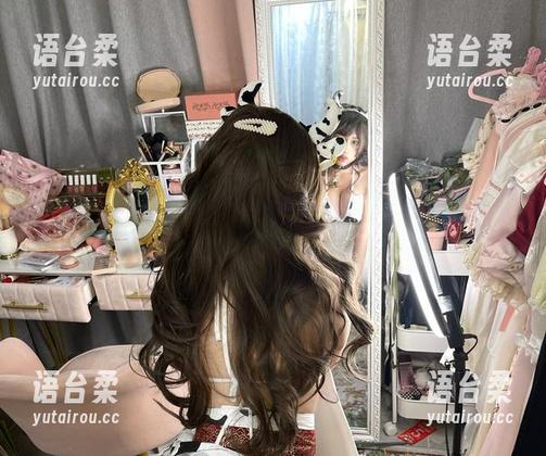 一笑芳香沁的少女与花，难道花也会撒娇？图片合集