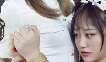 丽柜 – 贪婪地观看，伊园的短裤让我停不下来了!