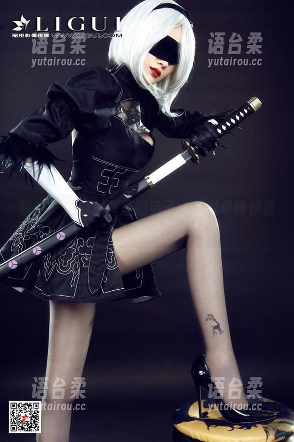 丽柜 - 白色写真里的英子：看似单纯却波云诡谲