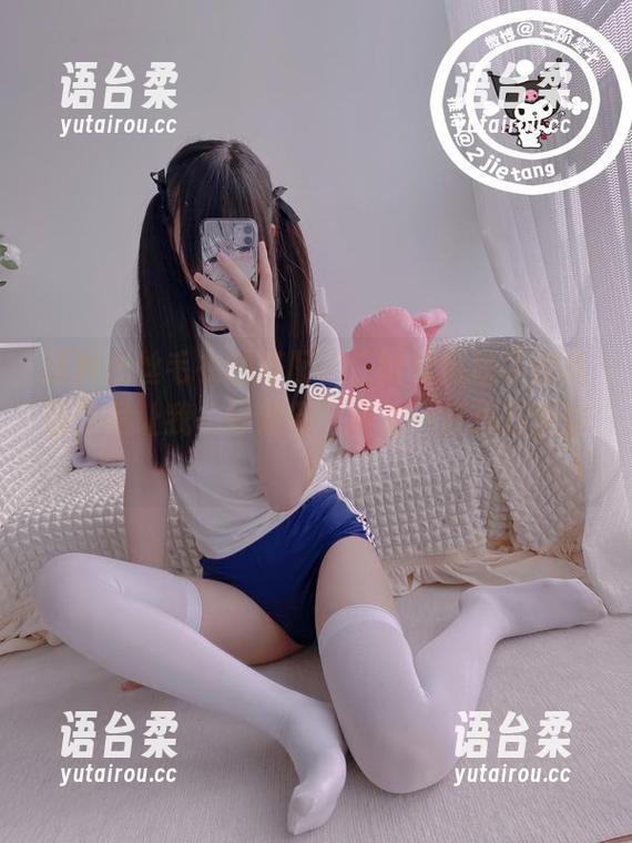 这种白丝毛衣的搭配，二阶堂宅绘子的高清作品让我一秒想到，再来一杯热巧克力？