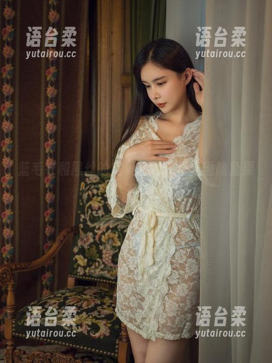 蓝毛衣和黑丝的完美搭配，亚马逊鲶鱼果然不会错