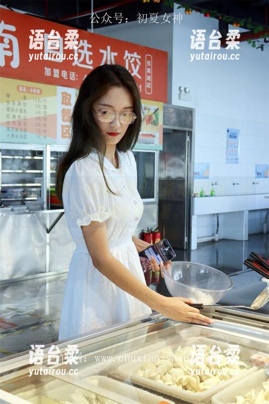 初夏女神 - 在线泛舟：柒柒海边时刻，HD穿越我的屏幕。