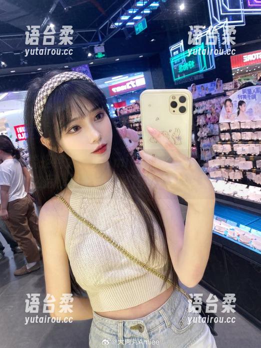 谁能拒绝大肉丸Amiee的水手服写真？下载之后，想象自己是在海边也太好玩了。