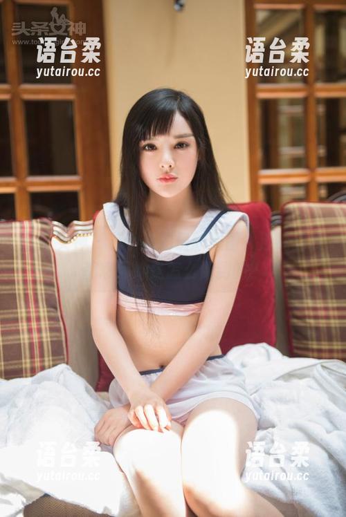 头条女神 - 艾小青的最新原图，清纯到我都想问她是怎么做到的？
