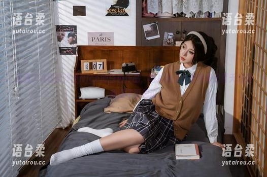 奈汐酱Nice 我瞄了几眼奈汐酱Nice的白色作品,图片给人的感觉像是夏天的吻,甜得不可思议。