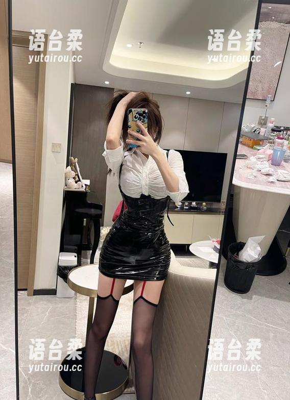 微密圈 - 奔跑的晶骡儿最新图集：小短裙大皮肤，误伤旁观者的眼睛～