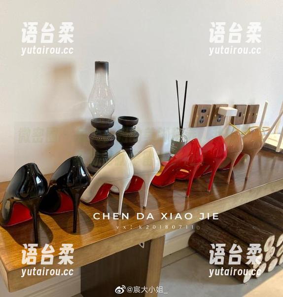 微密圈 - 宸大小姐的美脚精选，我的目光不自觉就停留在那儿了