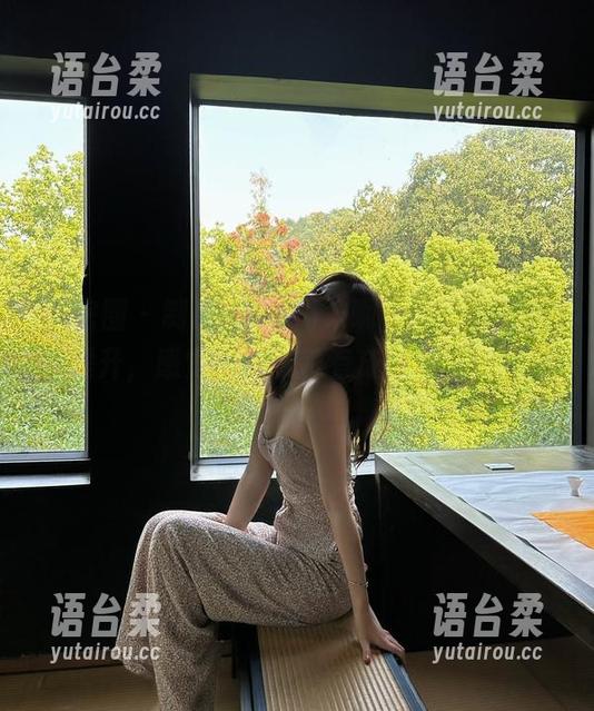 微密圈 - 制服+就是阿朱啊，美图效应立马提升，感觉每一张都有成为壁纸的潜质。