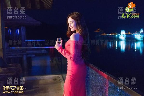 推女神 - 刘钰儿，让透明成了一种状态。图包下载后可别忘了深呼吸哦！