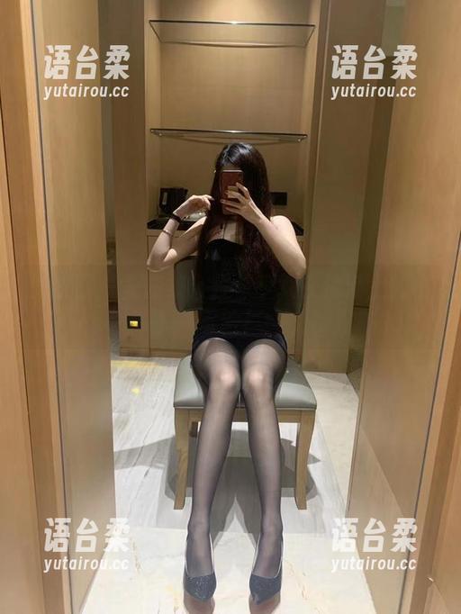 微密圈 - 美图集：提袜少女在海滩上的小冒险！