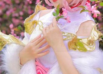 看着桃暖酱的连衣裙美图，实在是想问：这衣服的设计师有啥内幕？