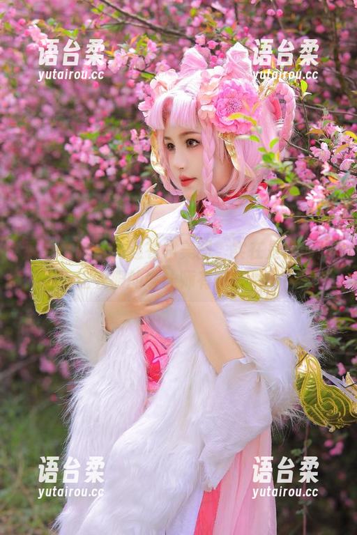 看着桃暖酱的连衣裙美图，实在是想问：这衣服的设计师有啥内幕？
