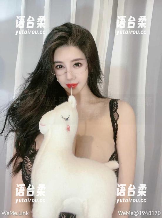 微密圈 - 从上到下，猪小七的毛衣和壁纸终于搭上了线。