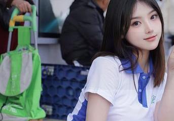 秀人网 – 资源一放，西瓜都融化：艺轩的泳装写真集成功引起热烈讨论！