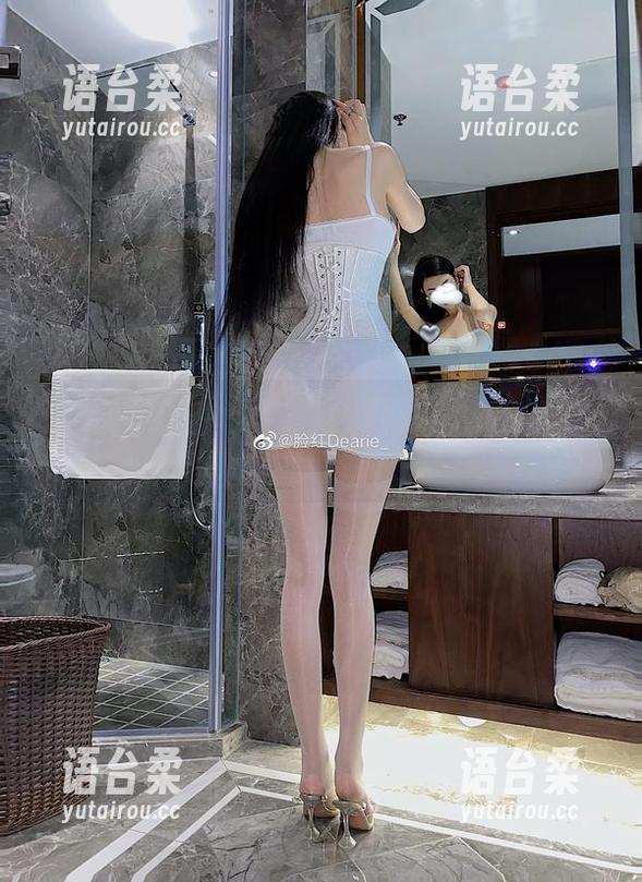 微密圈 - 脸红Dearie穿的红裙图包，你能想象她的优雅吗？快来分享一下。