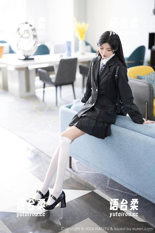 语画界 - 最新户外车模写真，言沫和车都是一对奇怪的组合。