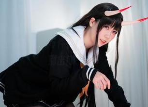 里见年一的职业装在线：每件衣服都像是在说：‘来吧，今天你别出门了’！