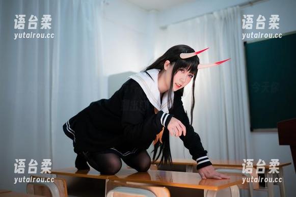 里见年一的职业装在线：每件衣服都像是在说：‘来吧，今天你别出门了’！
