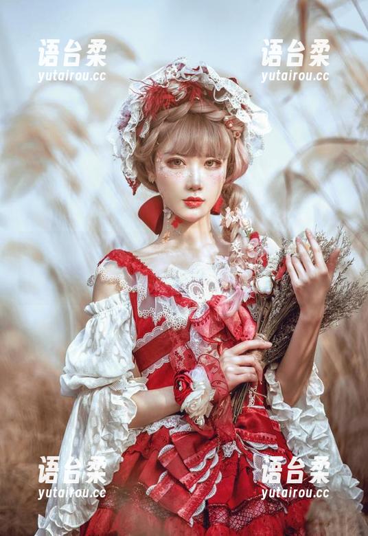 阿包也是兔娘的最新花嫁cos，美丽归美，咱能不能聊聊那奇特的造型配件？