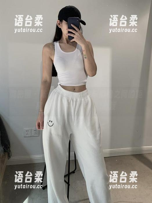 微密圈 - 陈佩奇写真：你与御姐之间的距离，只有一部手机的高度