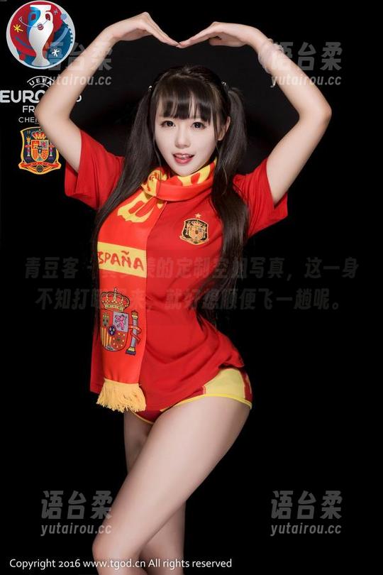青豆客 - 黄梦羡的定制空姐写真，这一身不知打哪买来，就好想顺便飞一趟呢。