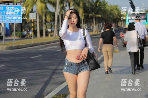 魔镜街拍 - 婷婷的美图量产，拿着粉裙的销售主管如何优雅面对每天的挑战
