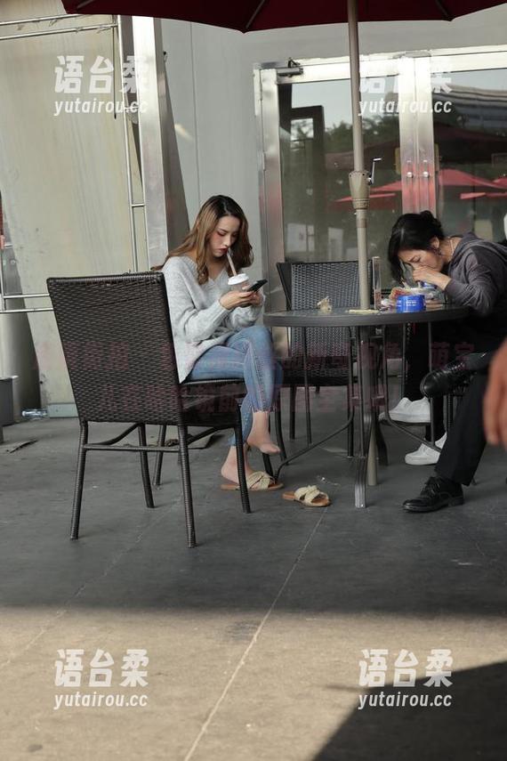 魔镜街拍 - 包臀裙肉丝的新奇视角，萌宝儿在哈哈镜前的原图全集哦！