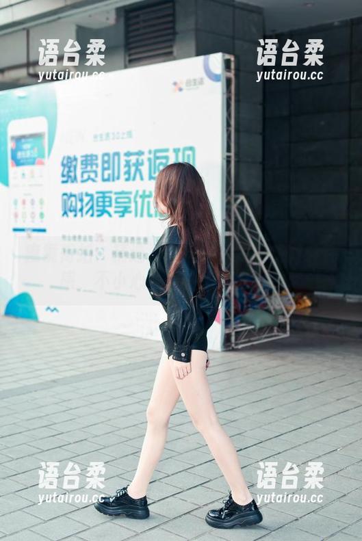 魔镜街拍：精选那一抹牛仔短裙的微胖性感，不小心就抓住了我的视线。