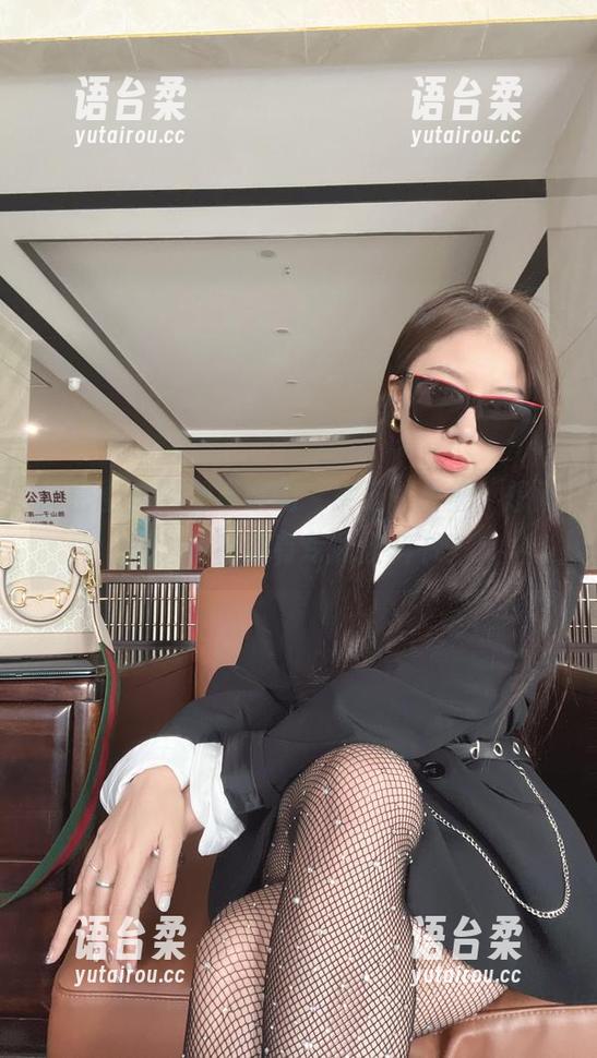 鹿瑶 微密圈 - 翻到鹿瑶的‘女王’合集,想问问,她有没有专属教科书?